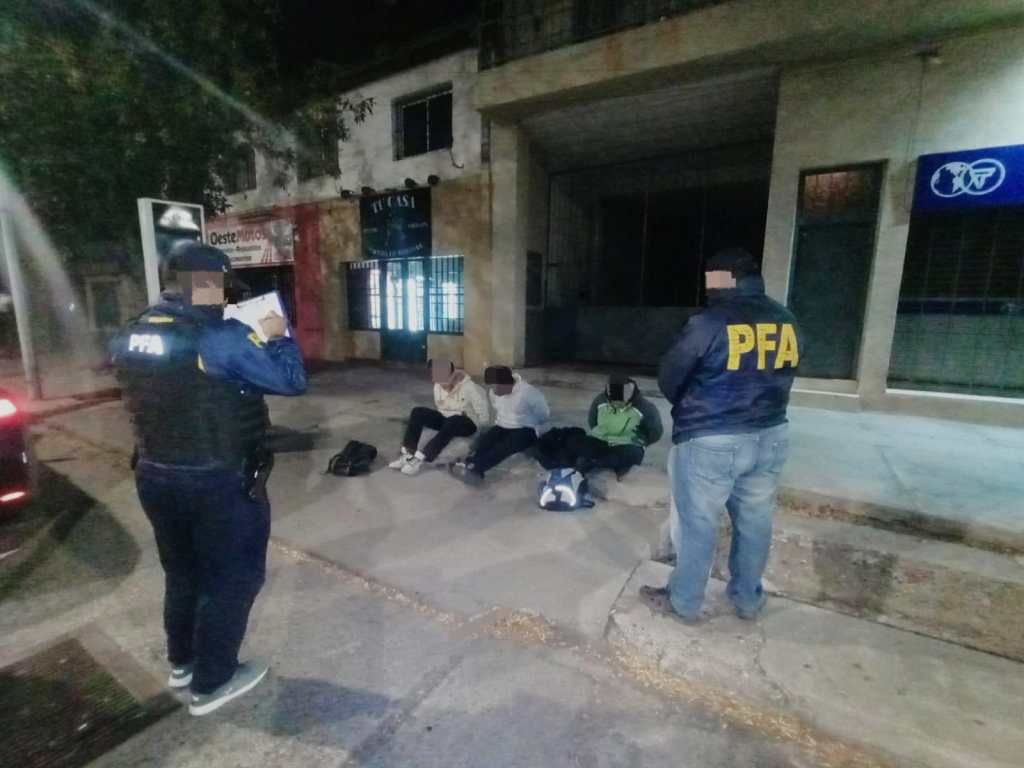 Vieron A La Policía, Se Pusieron Nerviosos Y Los Engancharon Con 