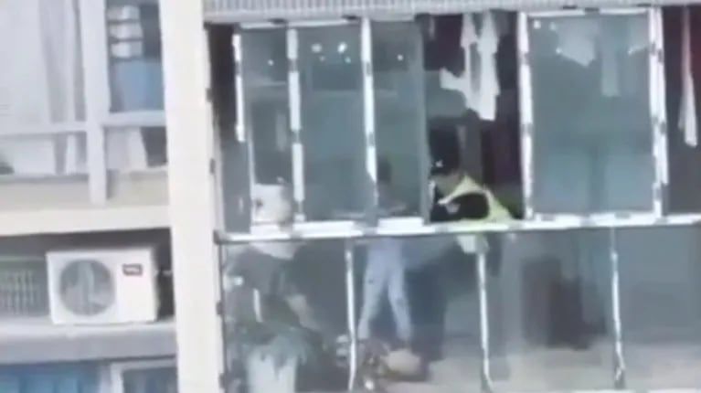 Una mujer arrojó a su hijo de 3 años desde un piso 22 luego de apuñalar ...