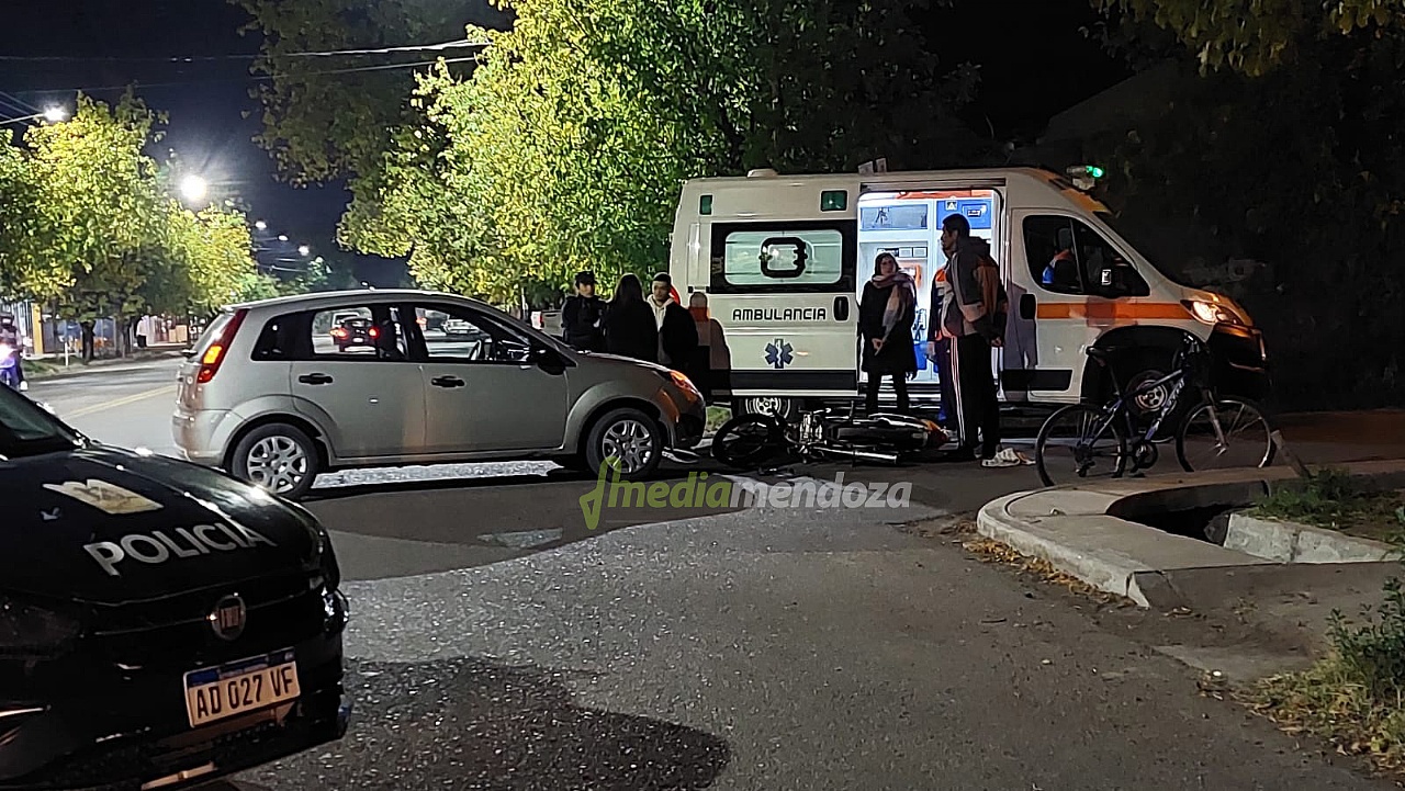 Fuerte choque entre un auto y una moto
