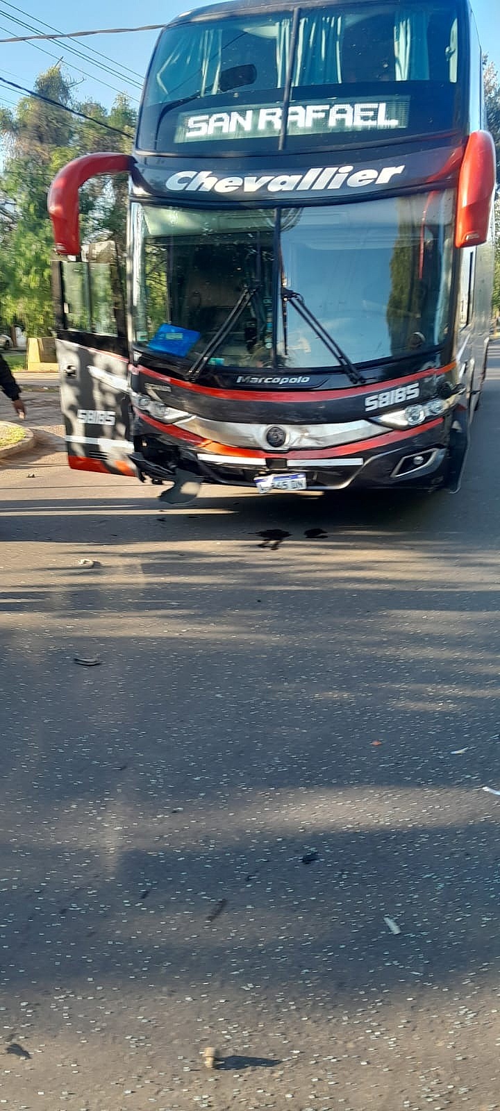 Choque entre un colectivo y un auto dejó tres personas lesionadas